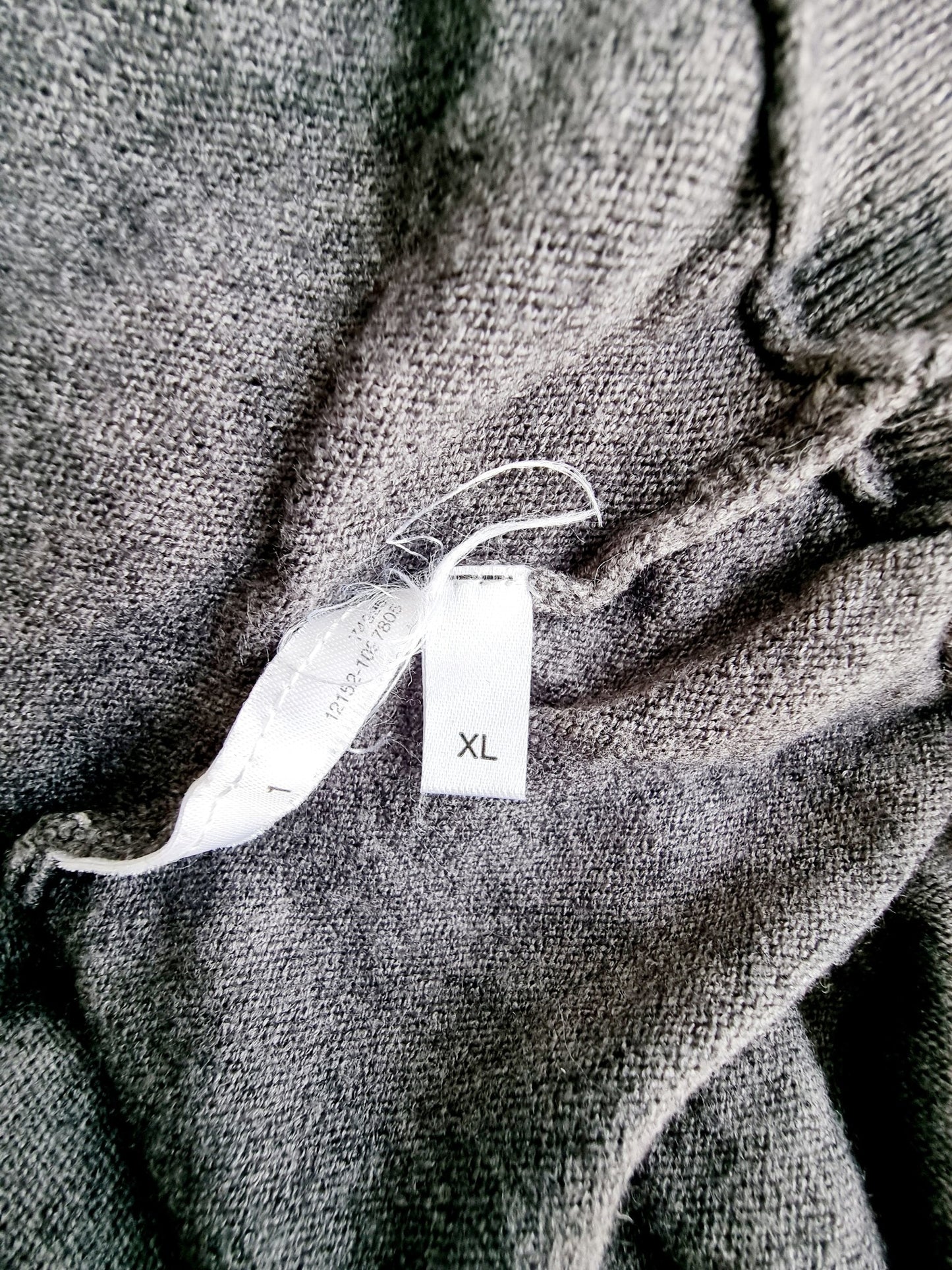 Pull gris avec dentelle le long des manches (SIZE : XL)