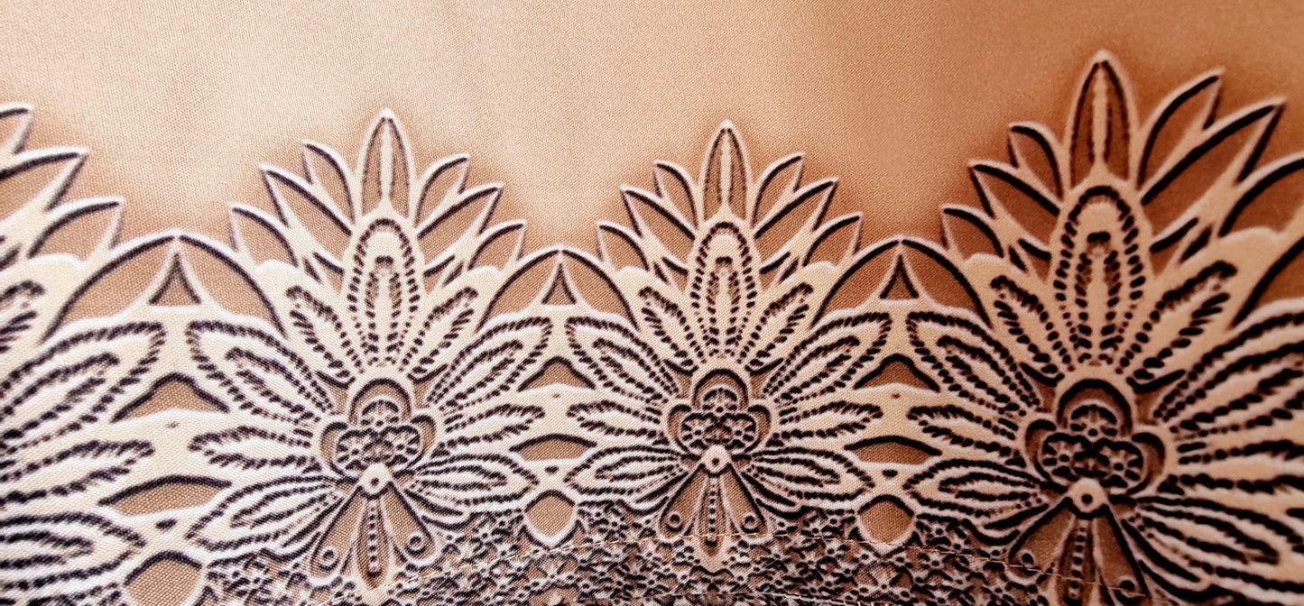 Robe/t-shirt fleuri sur le bas (SIZE : L)