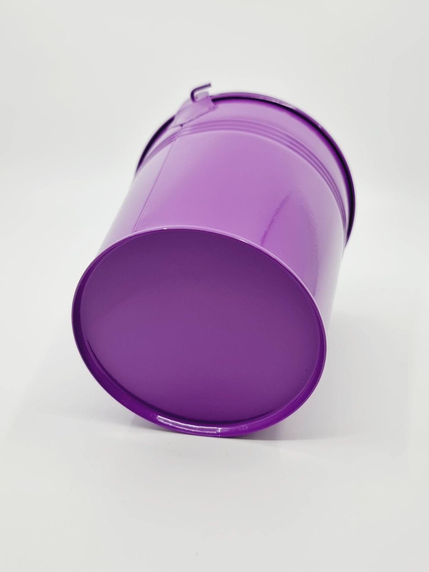 Seau/pot de fleur violet