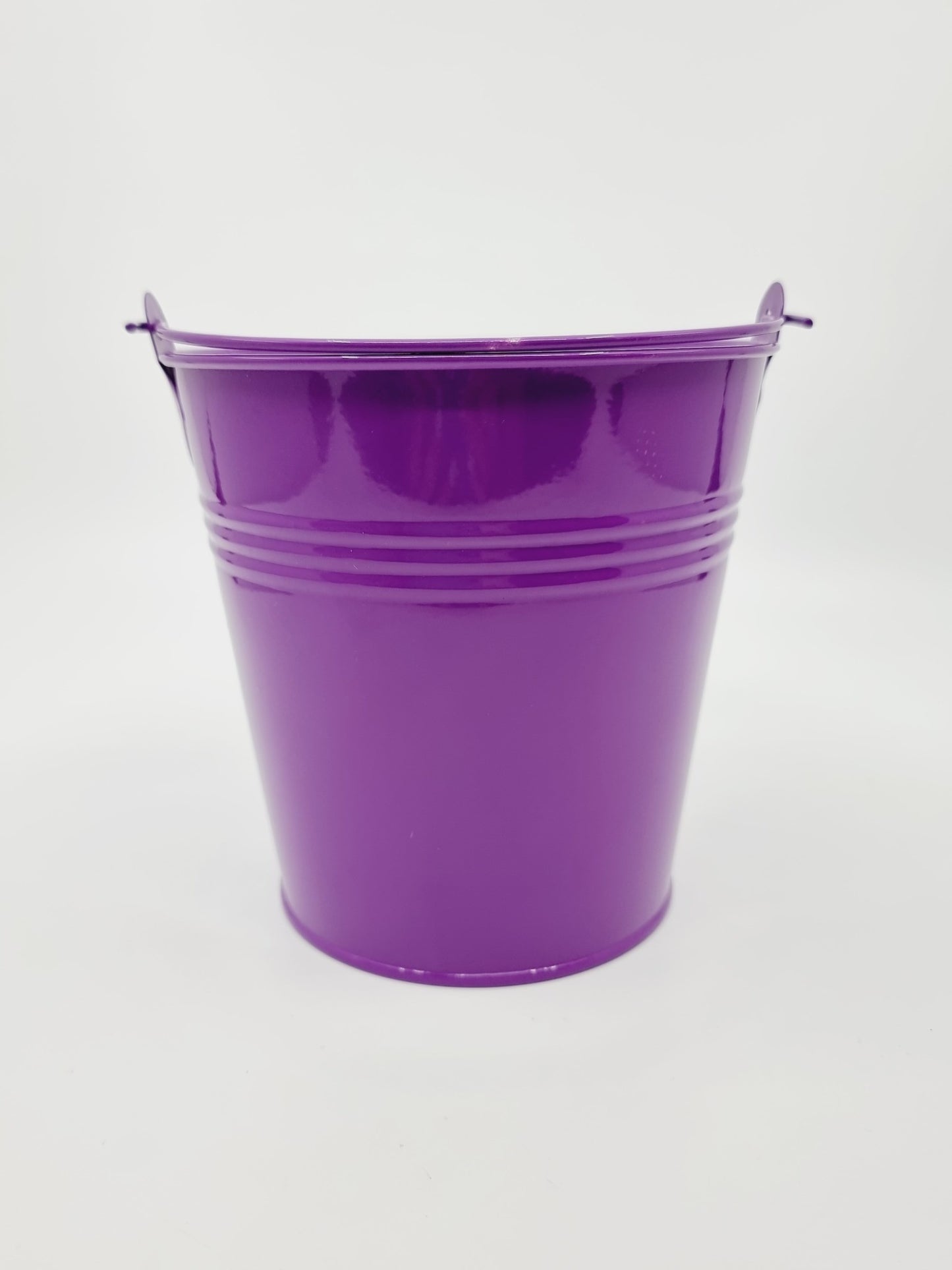 Seau/pot de fleur violet