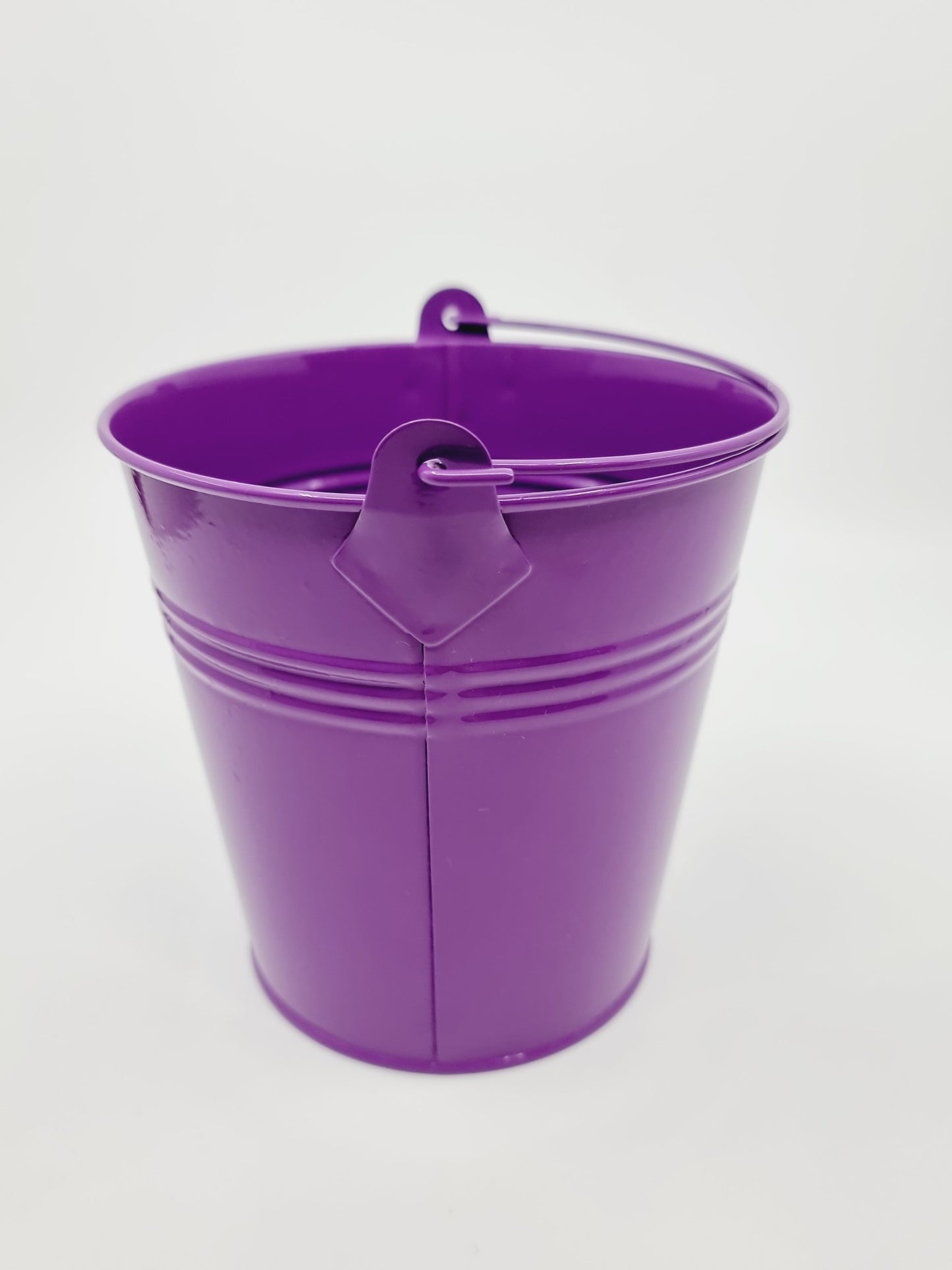 Seau/pot de fleur violet