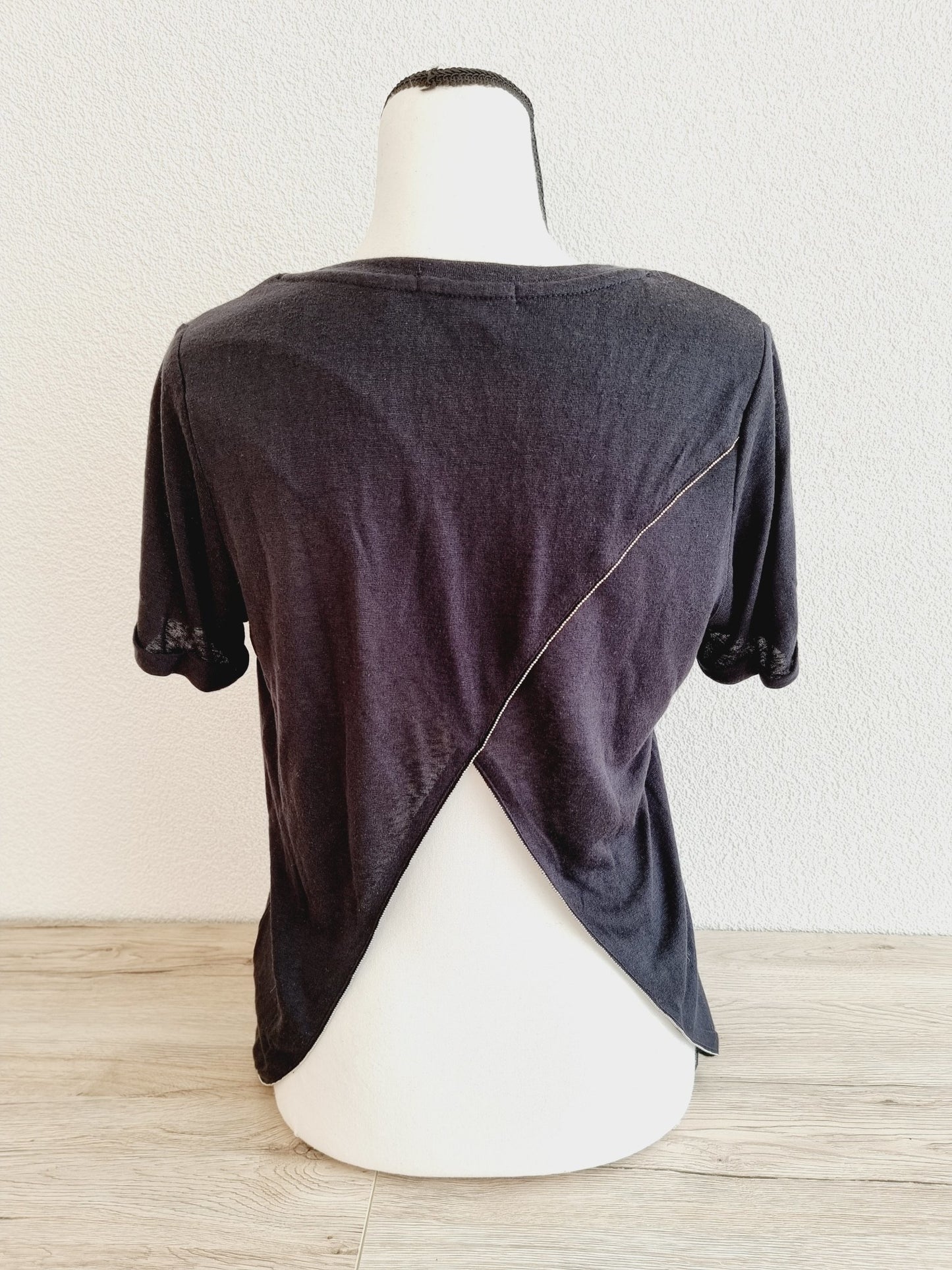 T-shirt noir ouvert derrière (SIZE : S/M)