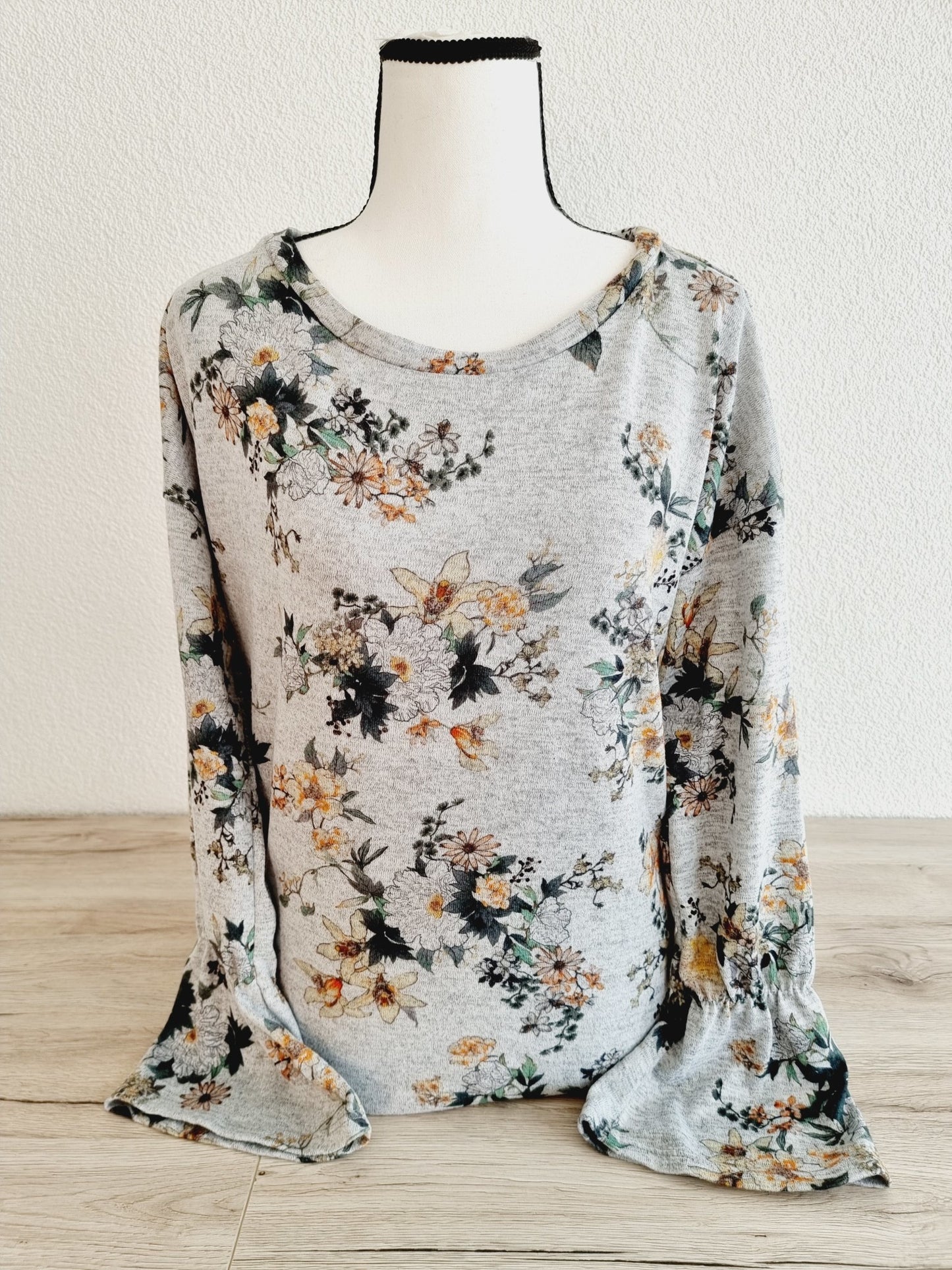 Pull fleuri aux manches bouffantes (SIZE : L)