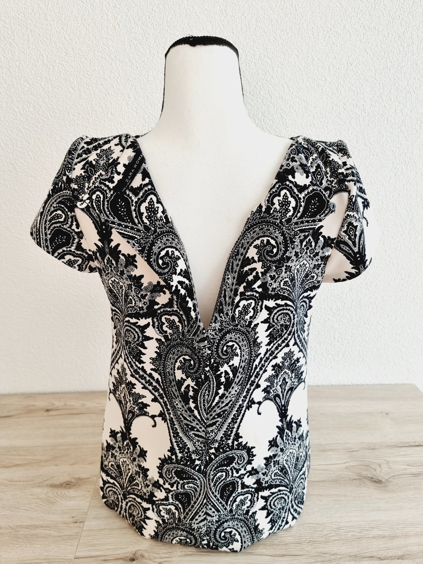 Robe noire & blanche motif baroque (SIZE : XS)