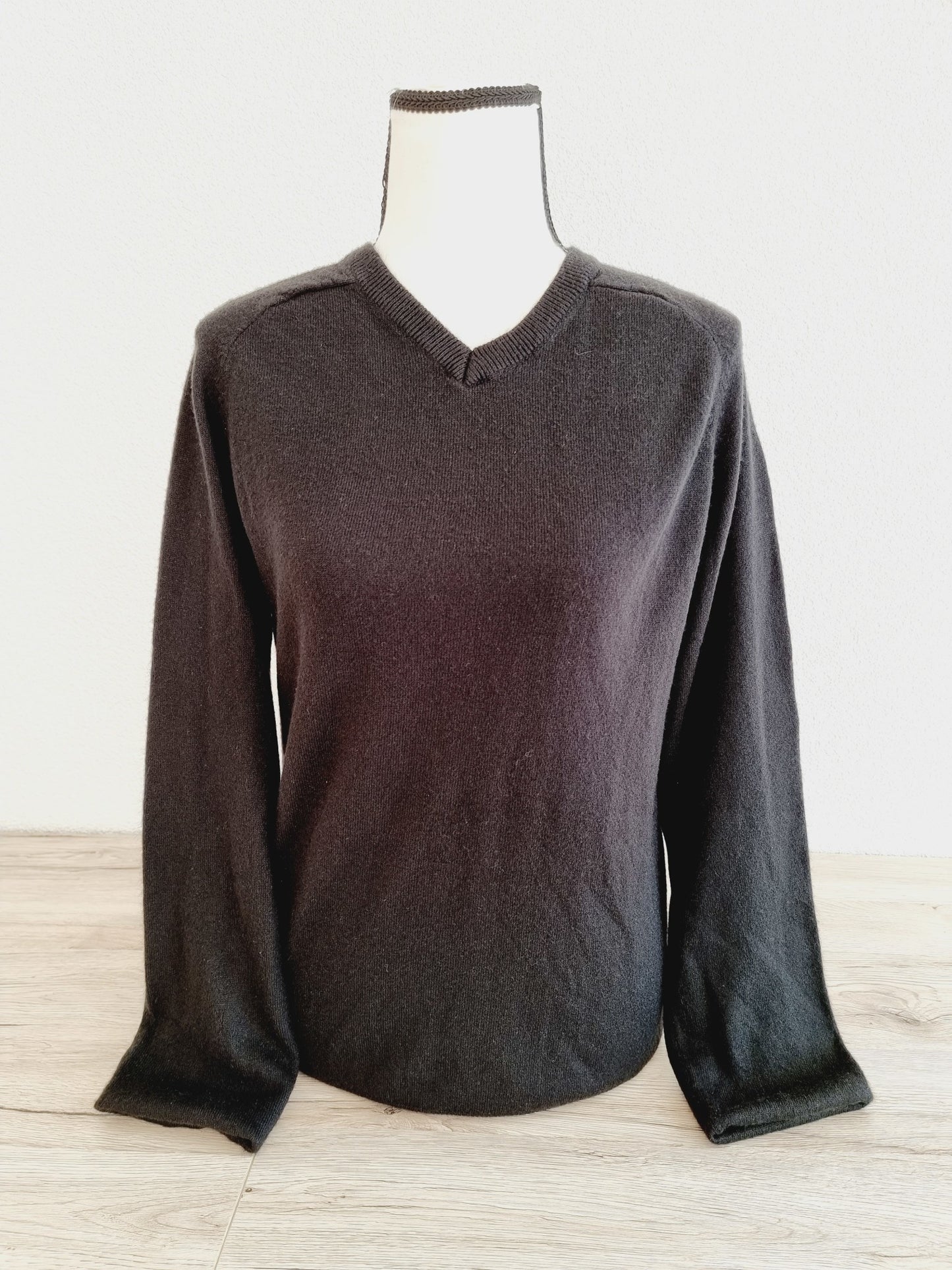Pull noir col en V (SIZE : M)