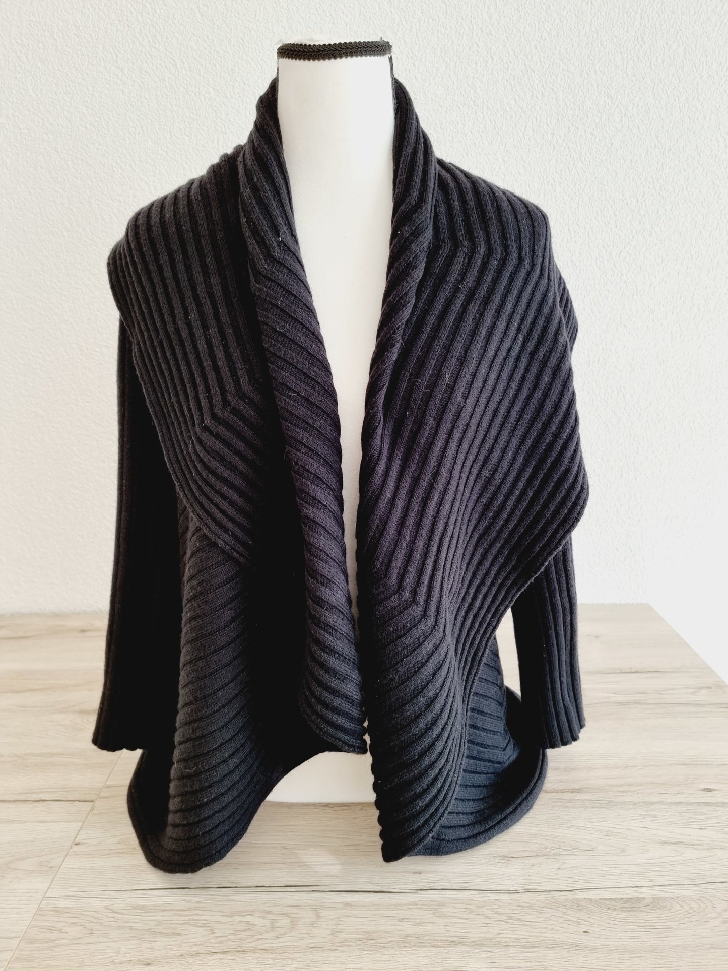 Cardigan noir à la coupe déstructurée (SIZE : M)