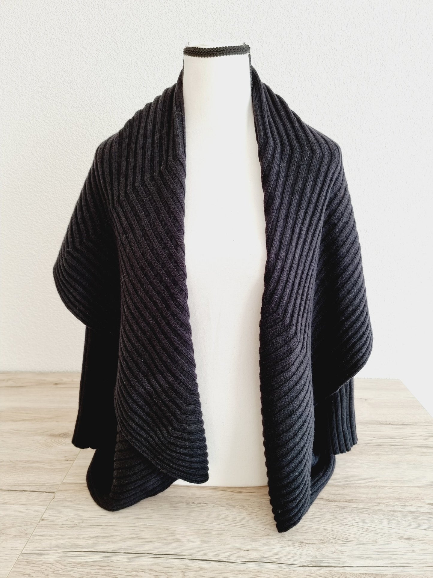 Cardigan noir à la coupe déstructurée (SIZE : M)