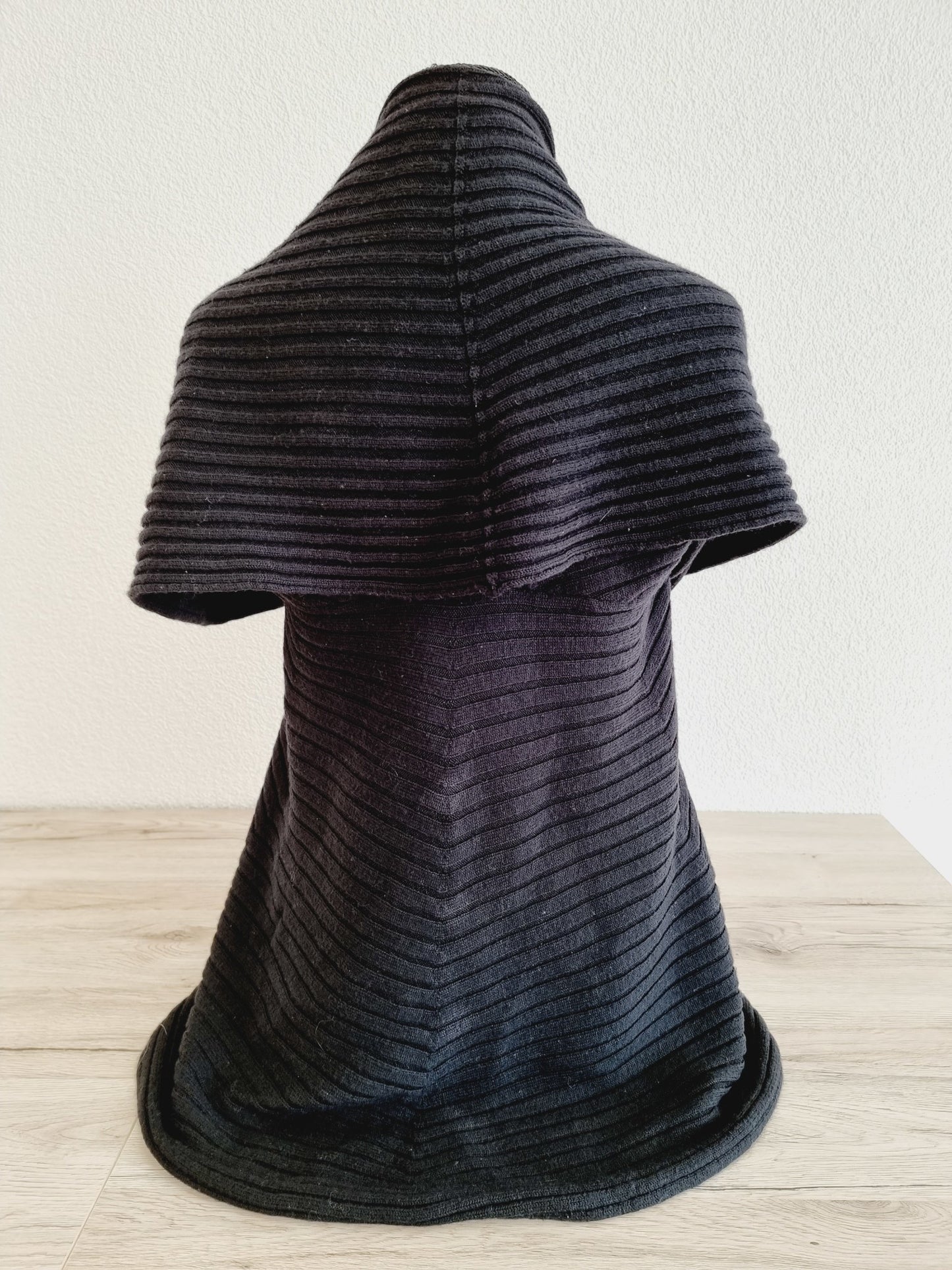 Cardigan noir à la coupe déstructurée (SIZE : M)