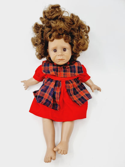 Poupée - robe rouge à carreaux