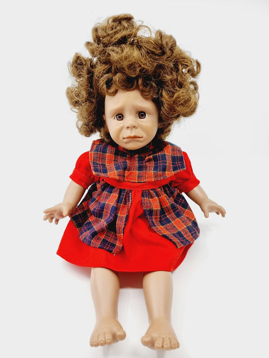 Poupée - robe rouge à carreaux