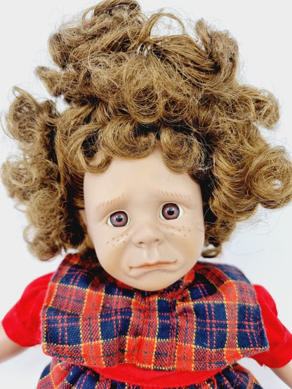 Poupée - robe rouge à carreaux