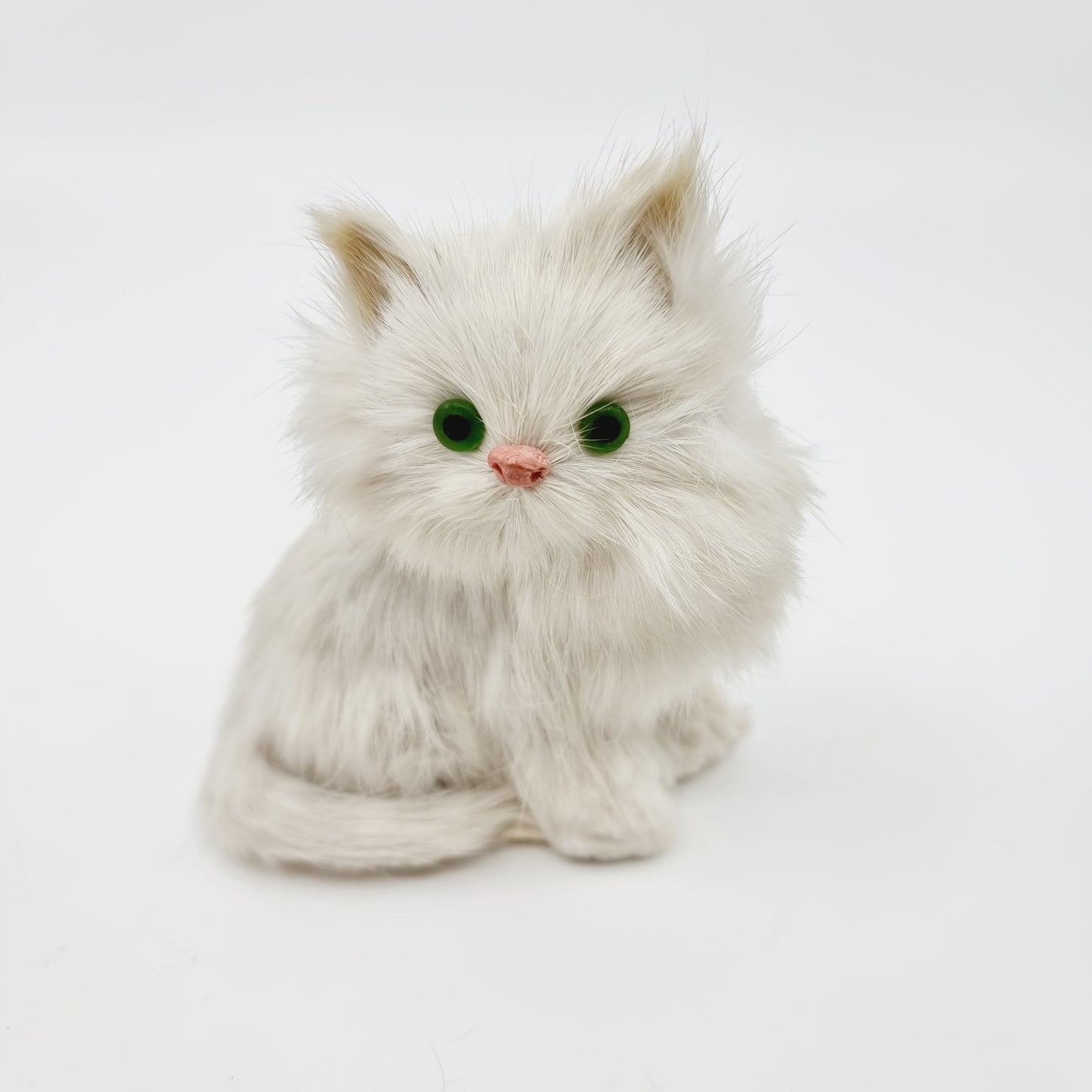 Petit chat blanc poilu (Modèle n°82)