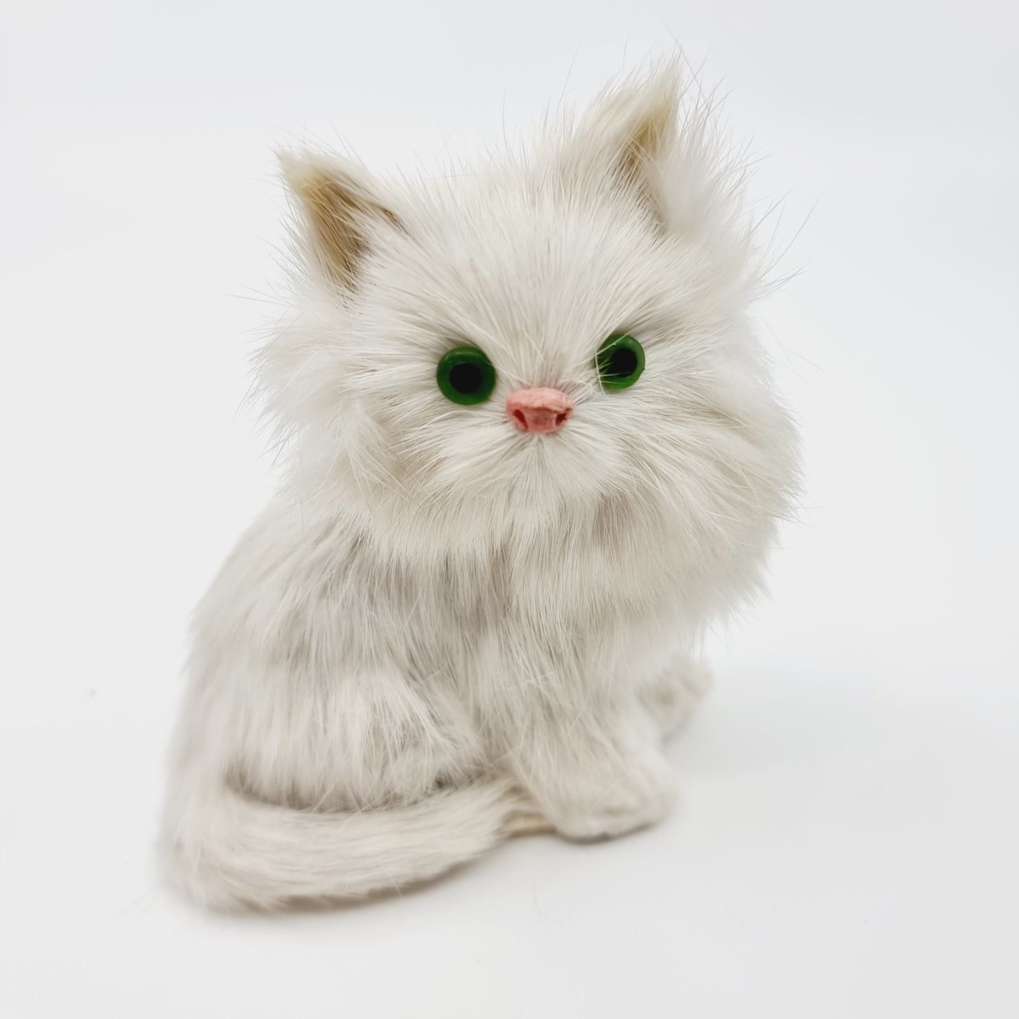 Petit chat blanc poilu (Modèle n°82)