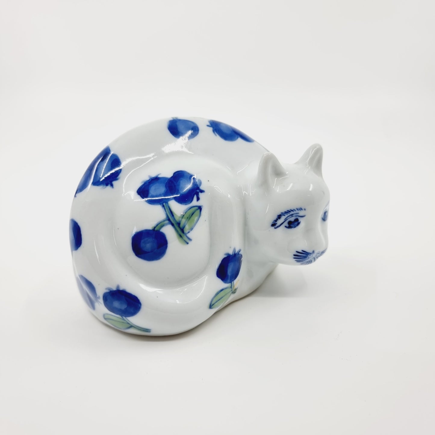 Chat en porcelaine aux fleurs bleues (Modèle n°15)