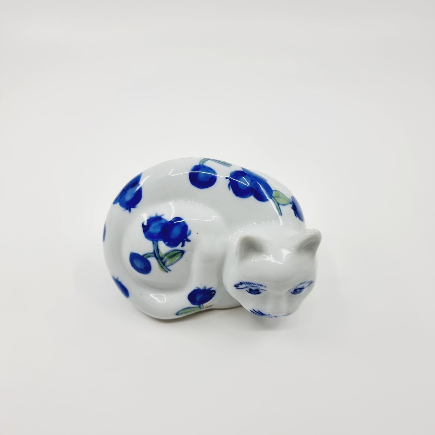 Chat en porcelaine aux fleurs bleues (Modèle n°15)