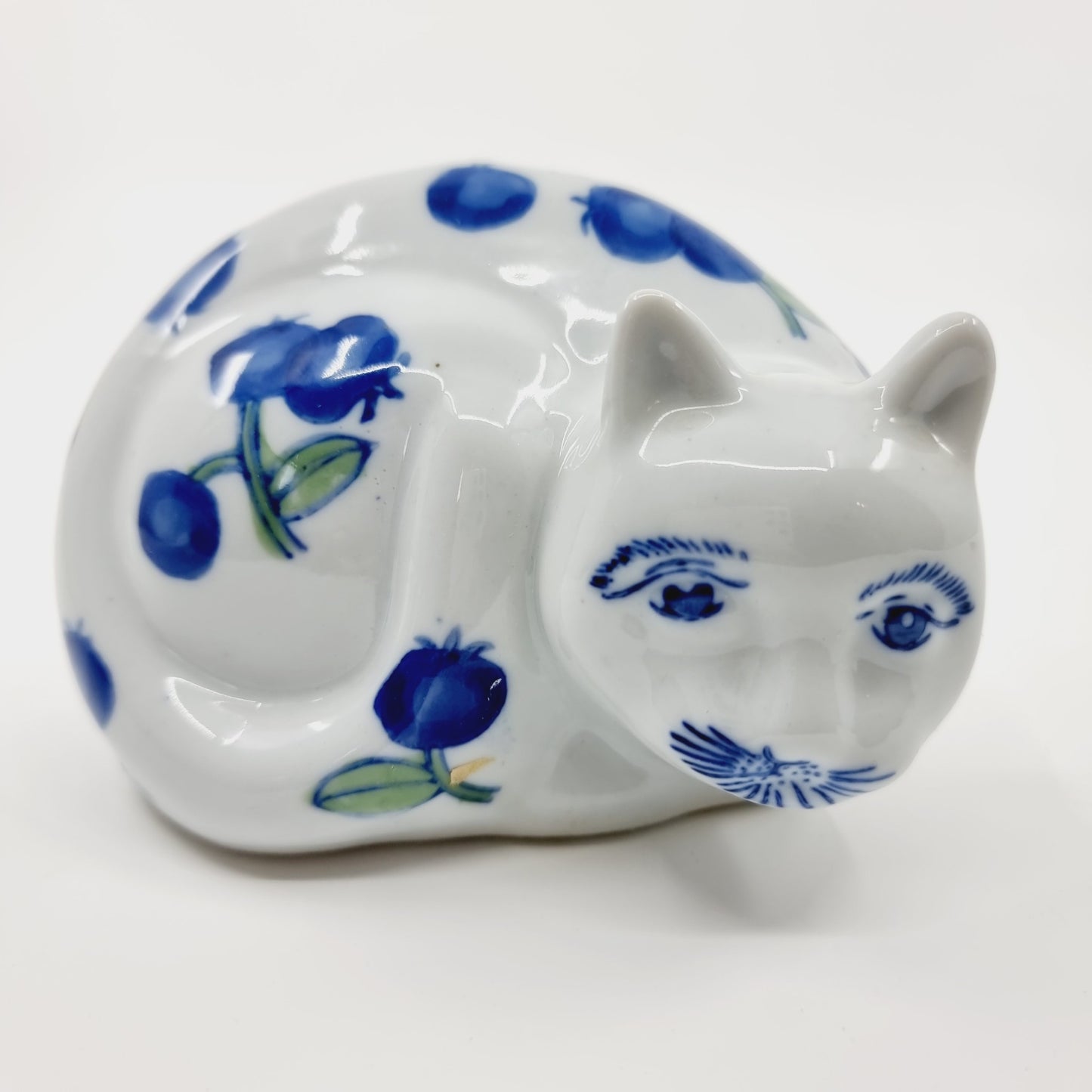 Chat en porcelaine aux fleurs bleues (Modèle n°15)