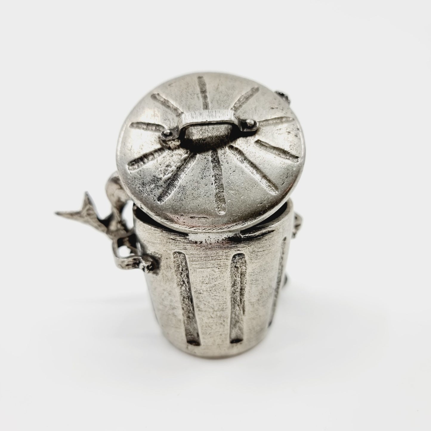 Chat à la poubelle de Michel Laude (Modèle n°18)