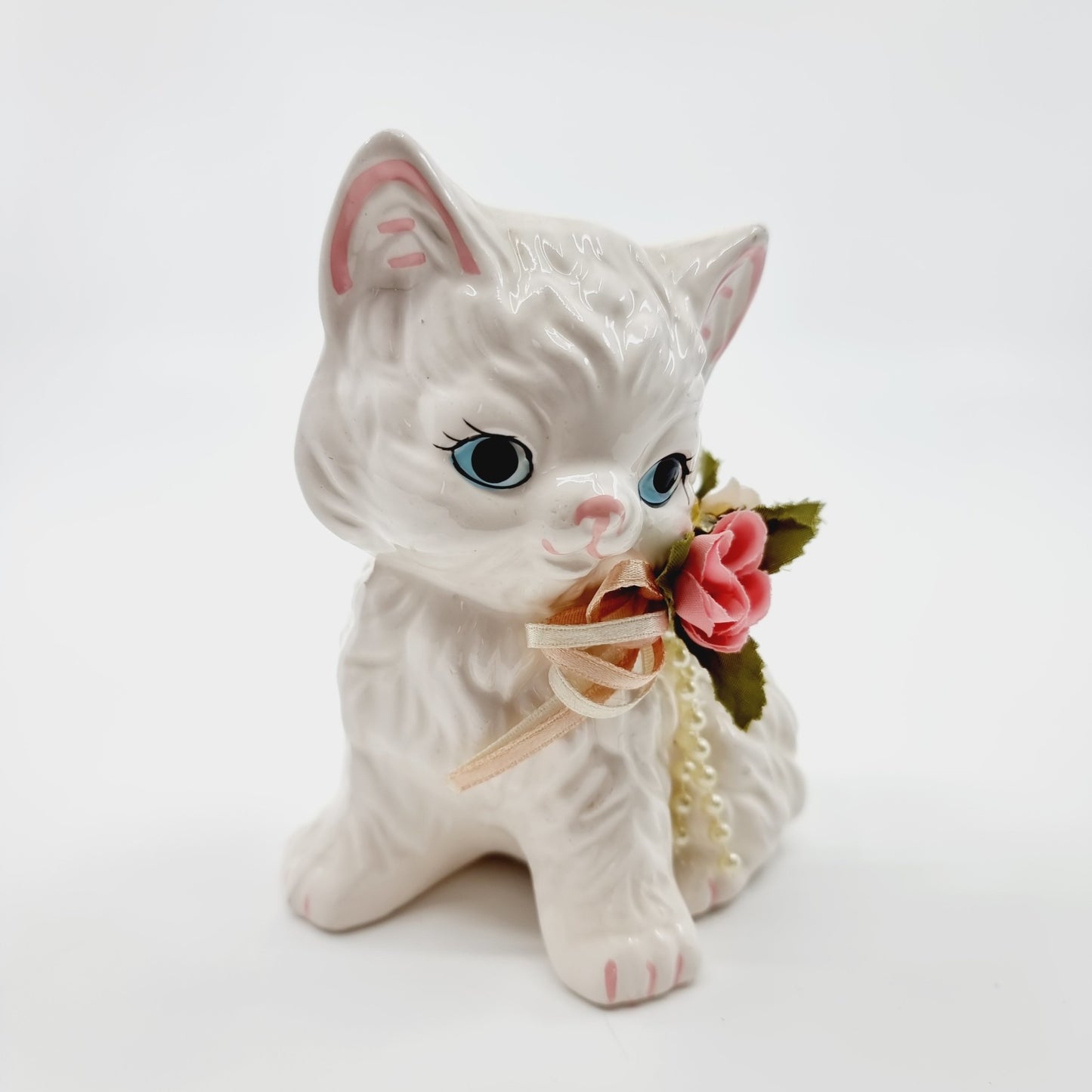 Chat blanc au collier de fleurs (Modèle n°72)