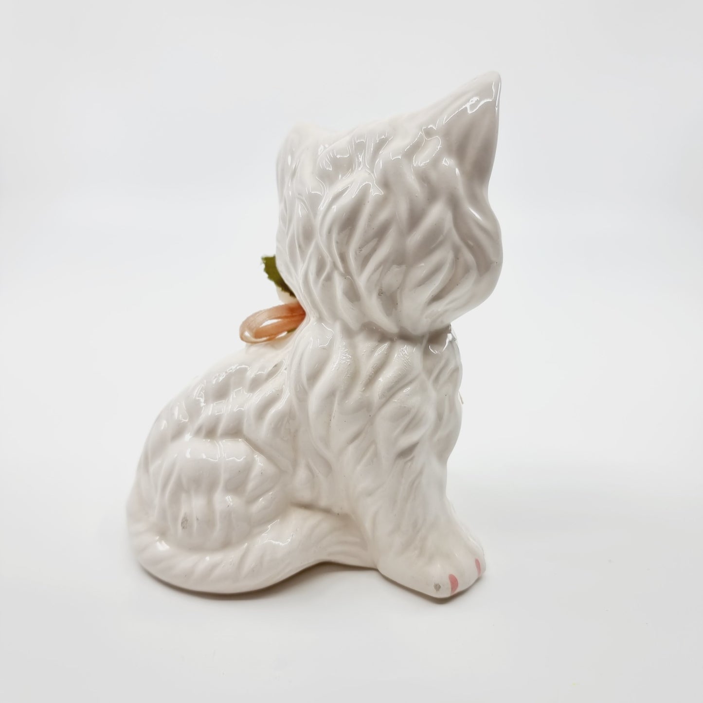Chat blanc au collier de fleurs (Modèle n°72)