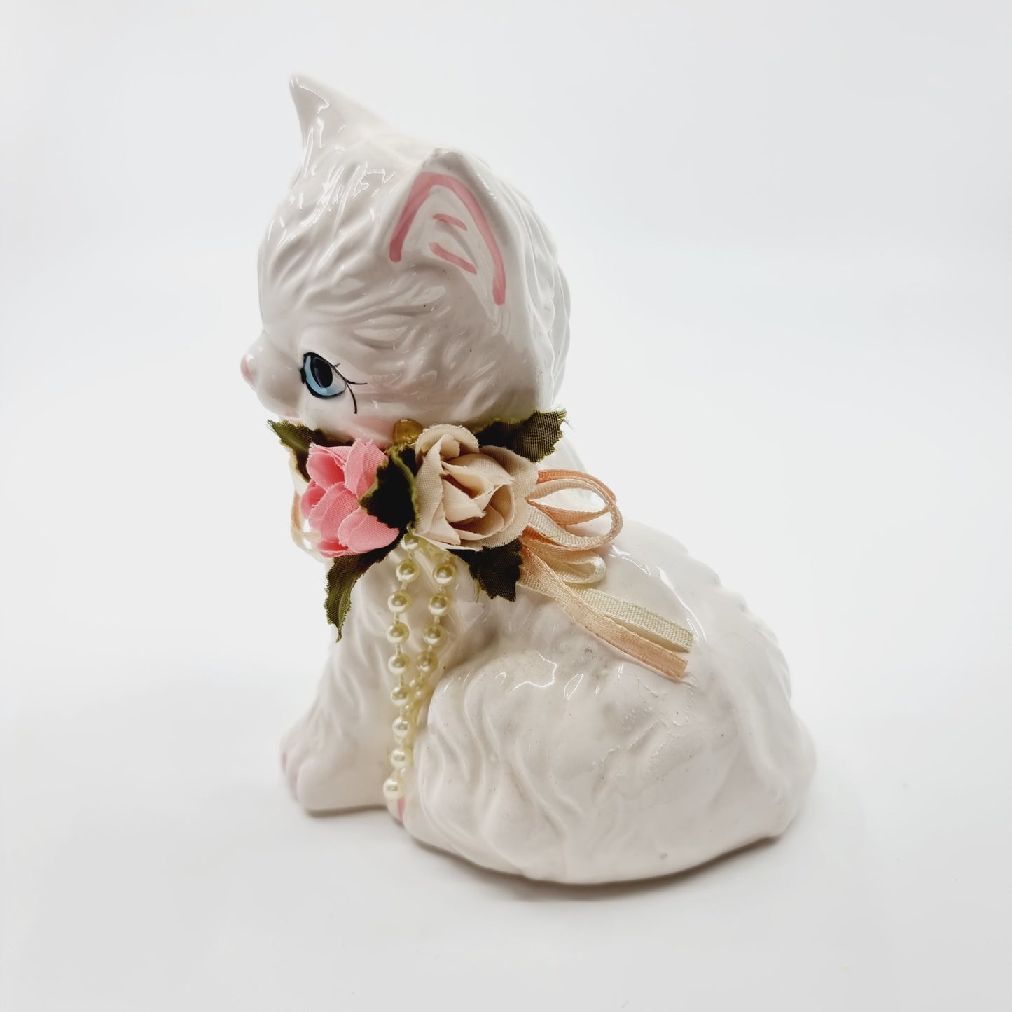 Chat blanc au collier de fleurs (Modèle n°72)