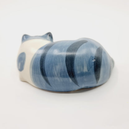 Chat couché bleu/blanc (Modèle n°76)