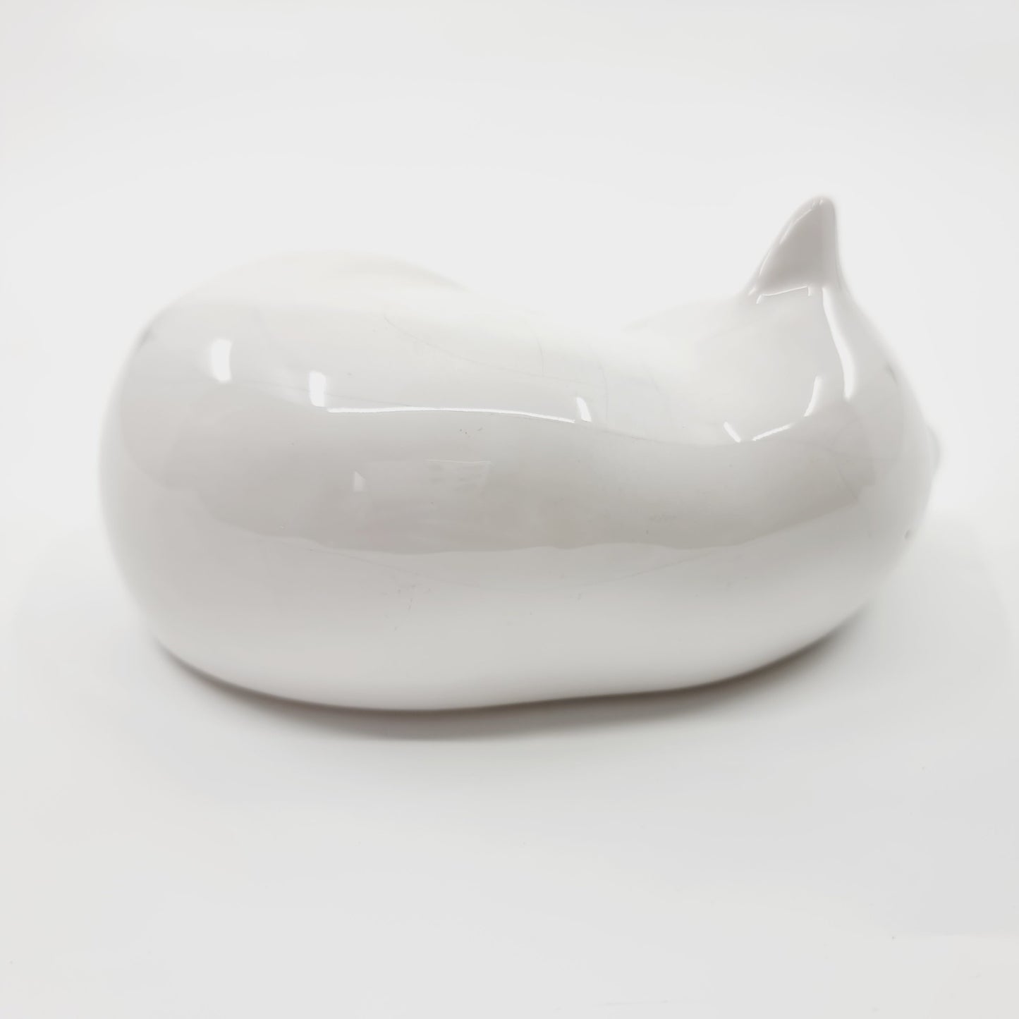 Chat blanc endormi en céramique (Modèle n°80)