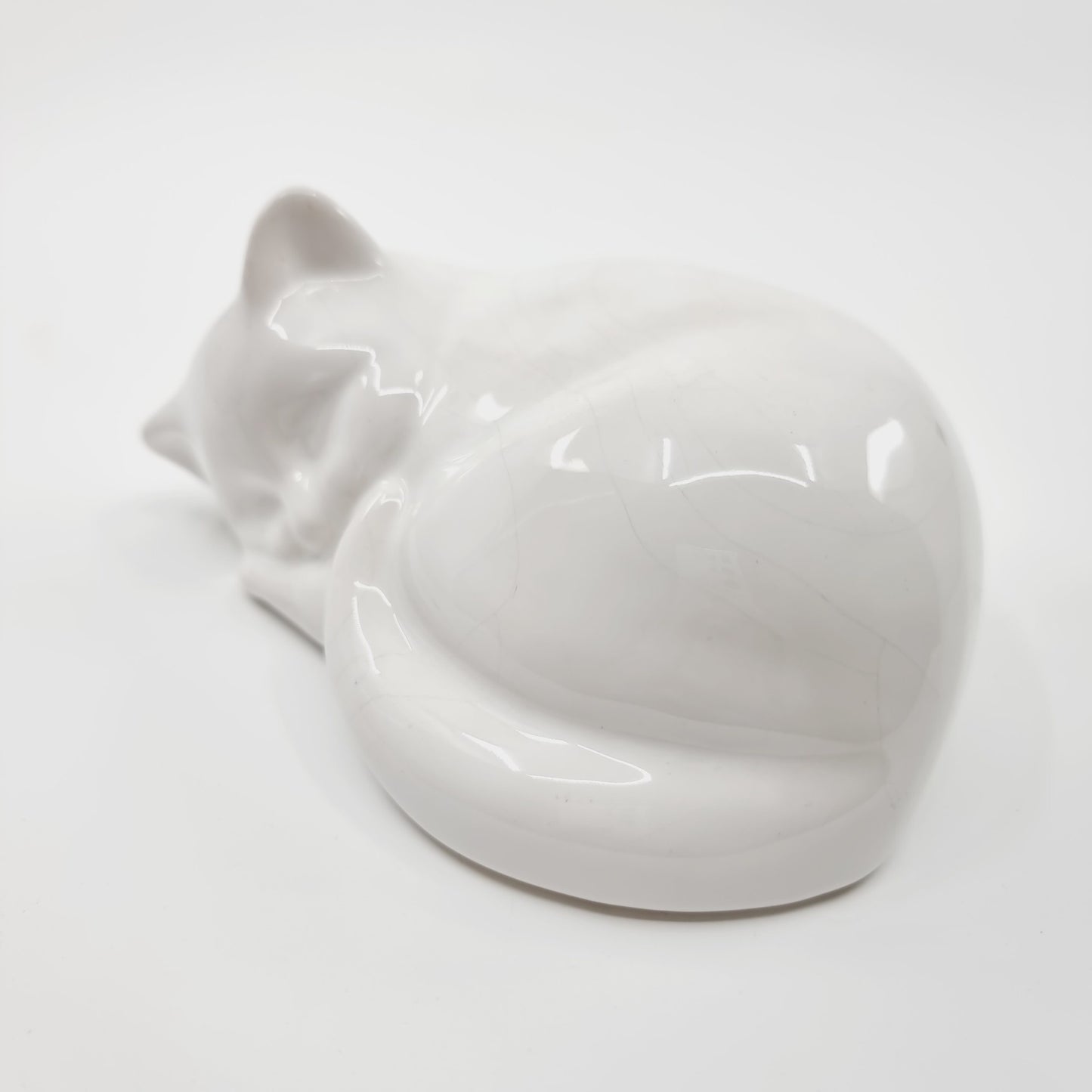 Chat blanc endormi en céramique (Modèle n°80)