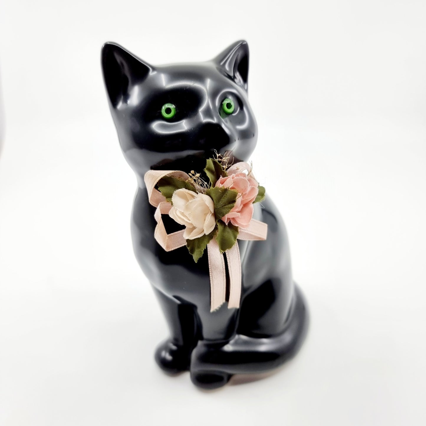 Chat noir aux yeux verts perçants (Modèle n°61)