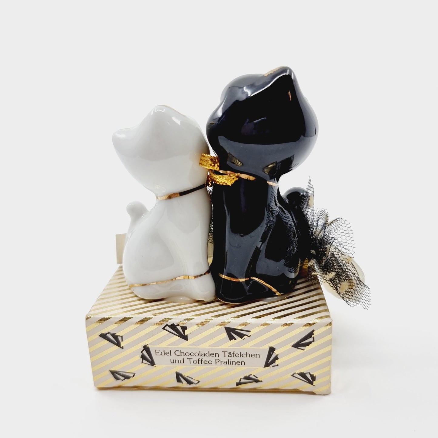 Couple de chats sur ancienne boîte de chocolat (Modèle n°83)