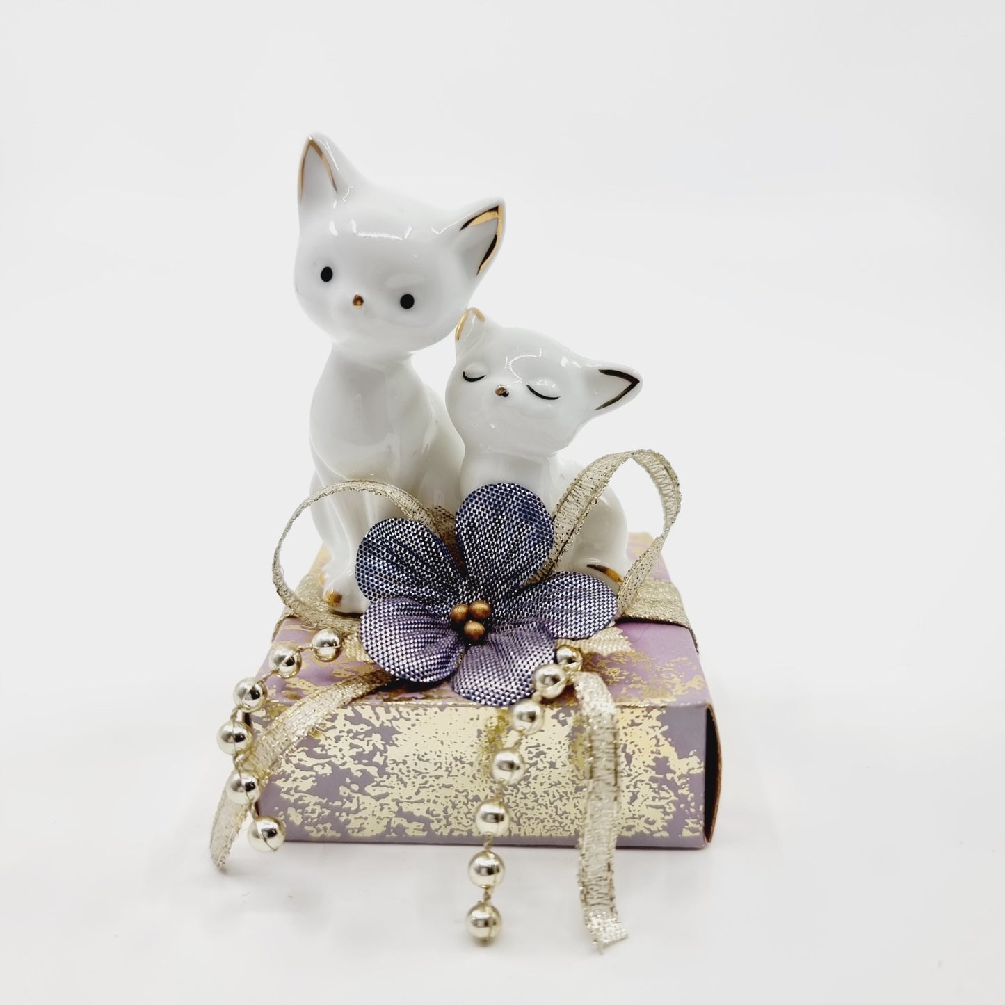 Maman chat et son petit sur ancienne boîte de chocolat (Modèle n°69)