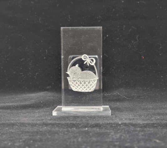 Plaque gravée - chat dans son panier (Modèle n°85)