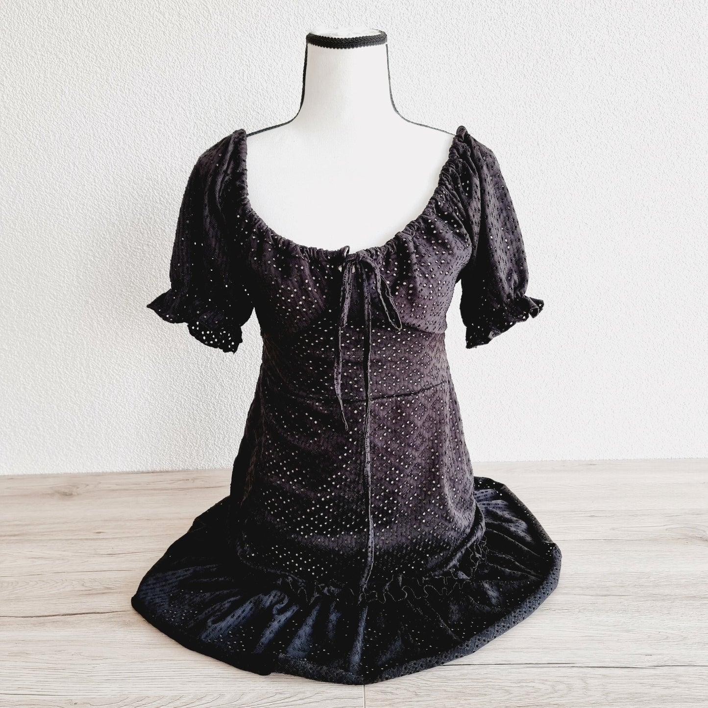 Robe noire perforée (SIZE : L)