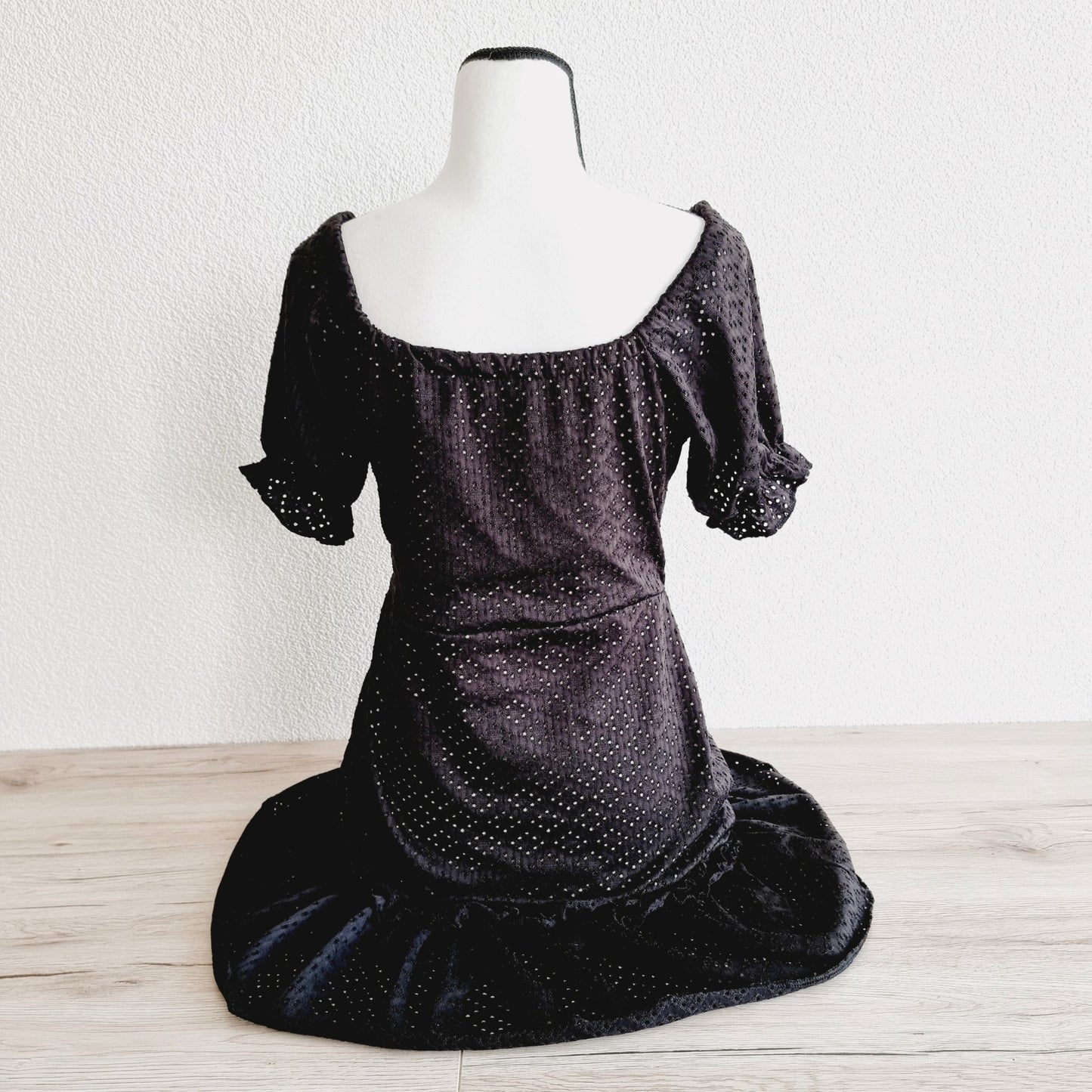Robe noire perforée (SIZE : L)