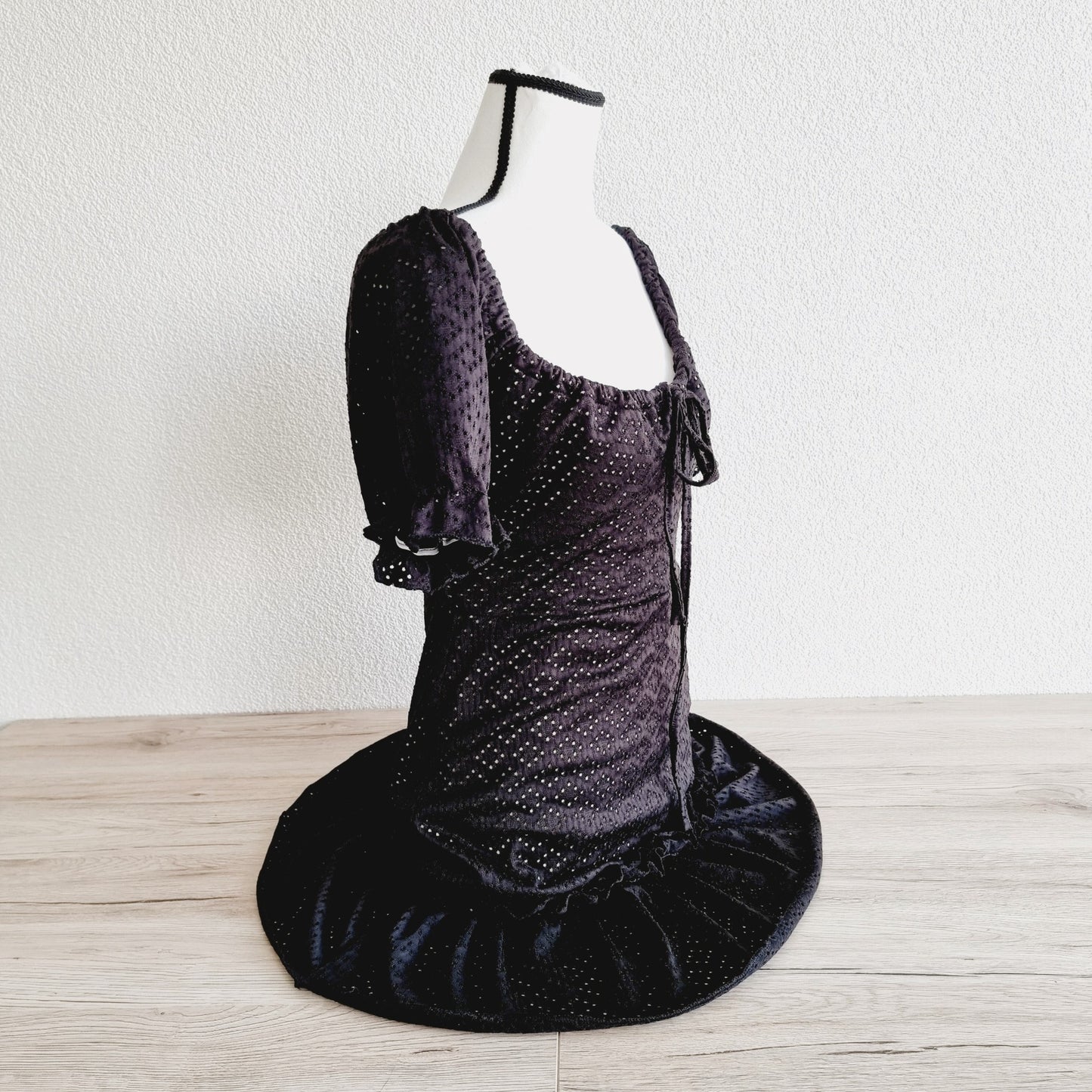 Robe noire perforée (SIZE : L)