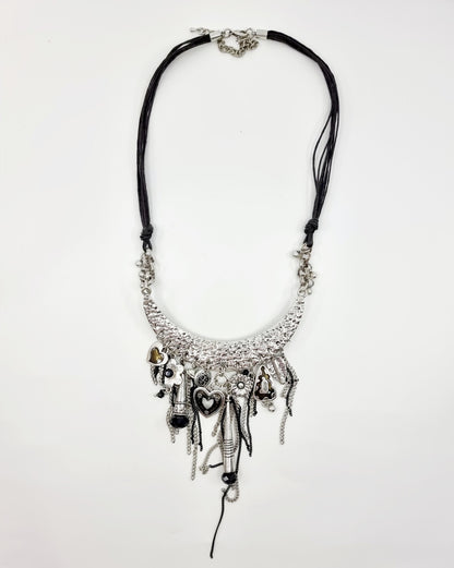 Collier - Plastron à breloques
