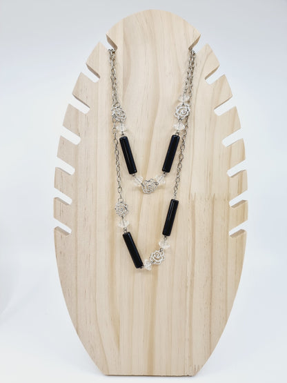 Collier long - perles noires & roses argentées
