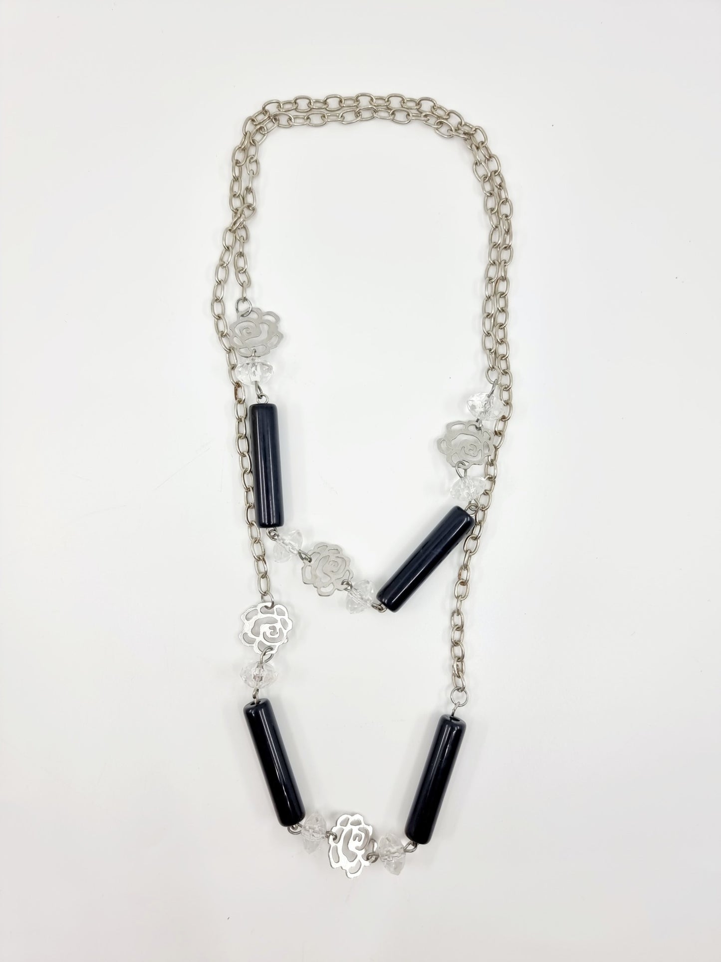 Collier long - perles noires & roses argentées