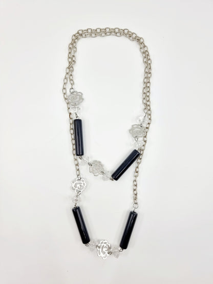 Collier long - perles noires & roses argentées