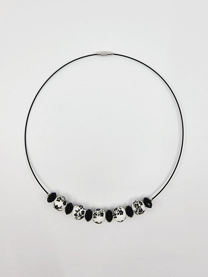 Collier cerceau, bracelet & boucles d'oreilles - perles noires & blanches