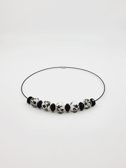 Collier cerceau, bracelet & boucles d'oreilles - perles noires & blanches