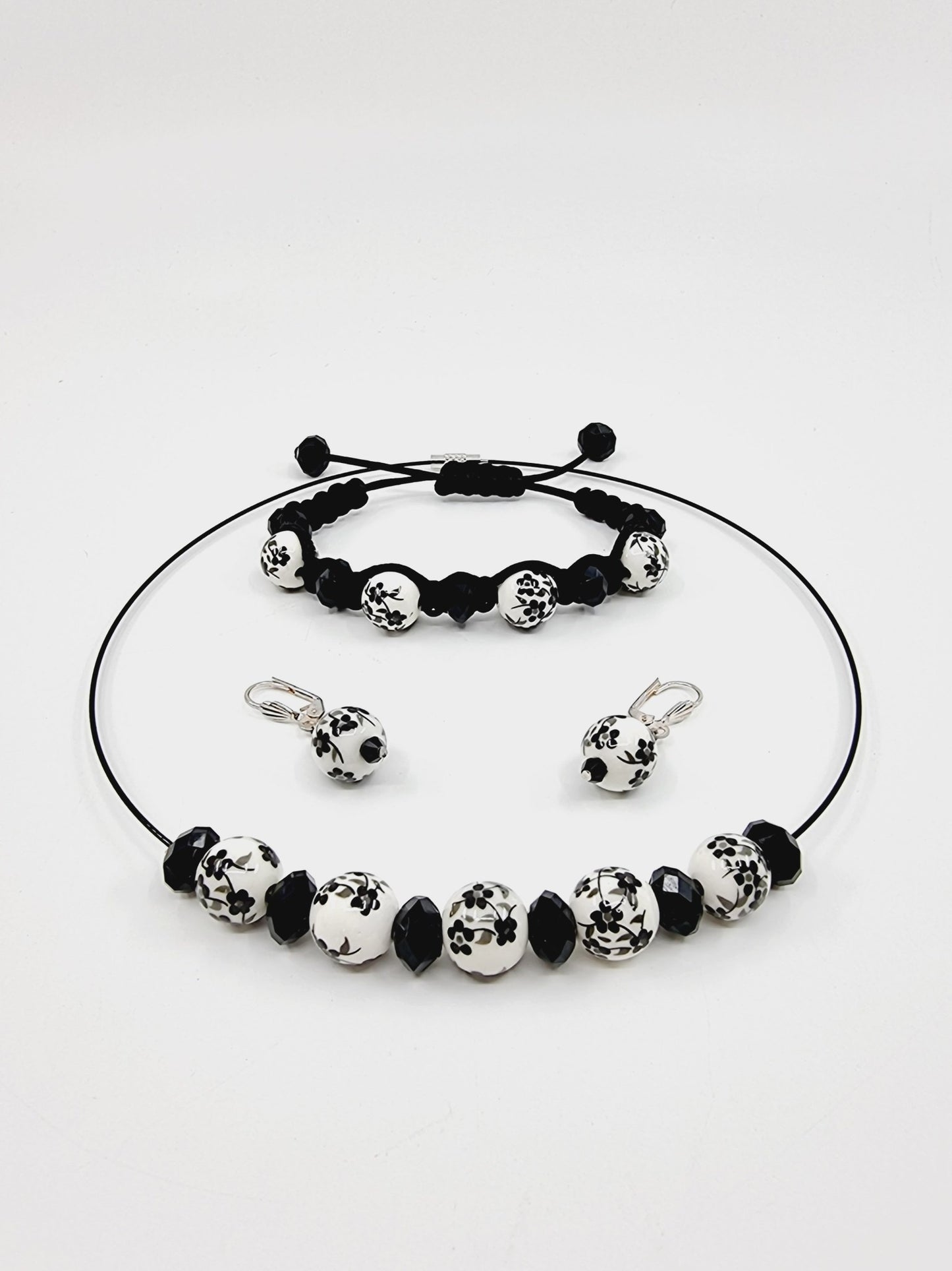 Collier cerceau, bracelet & boucles d'oreilles - perles noires & blanches