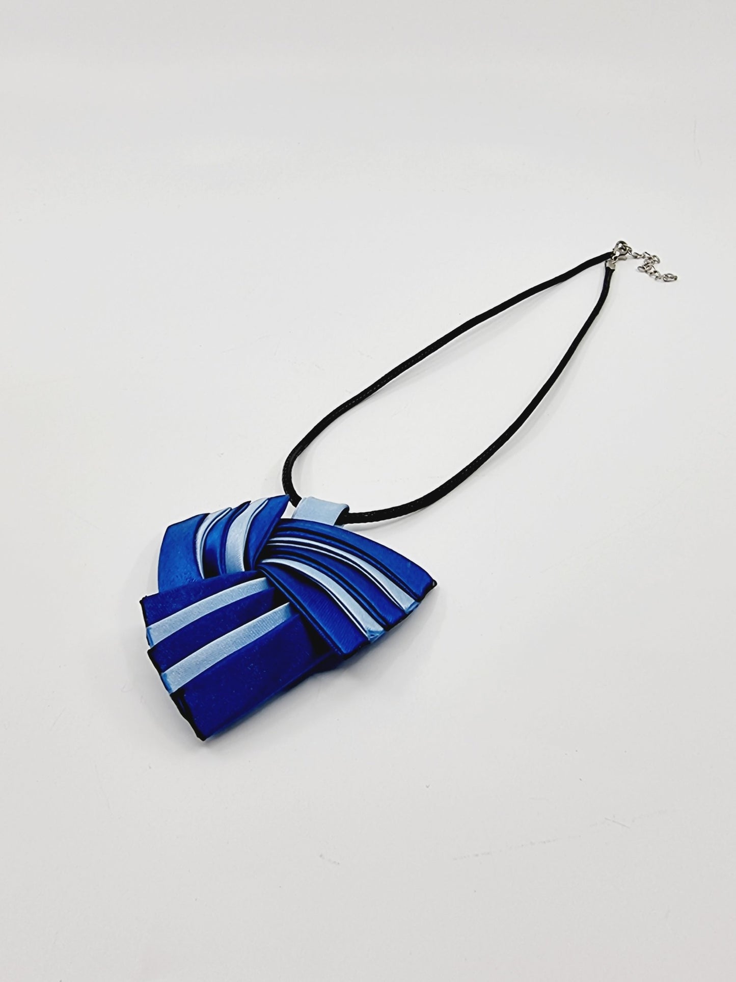 Collier en tissu bicolore - bleu clair/bleu foncé