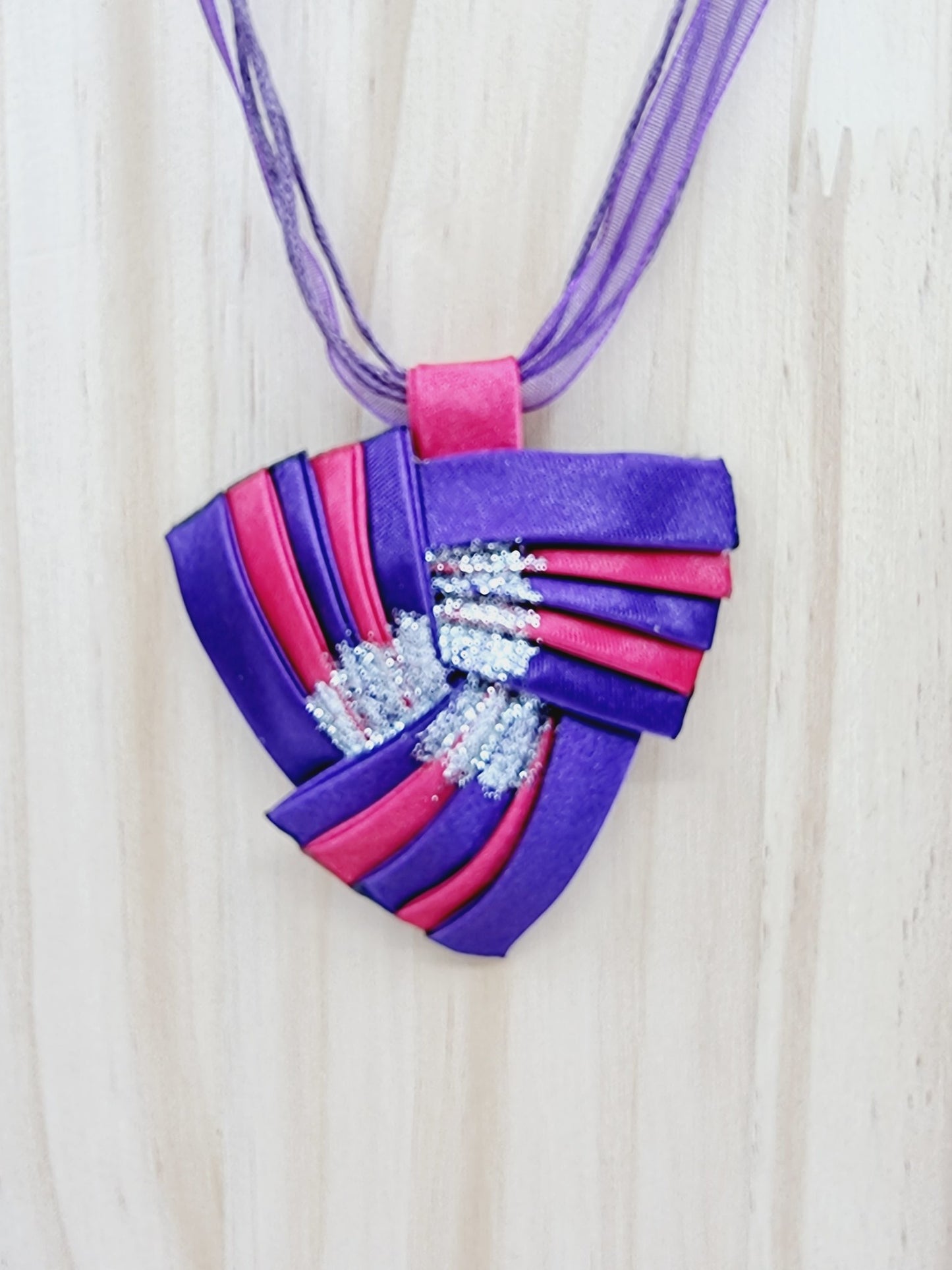 Collier en tissu bicolore - violet/rose avec paillettes