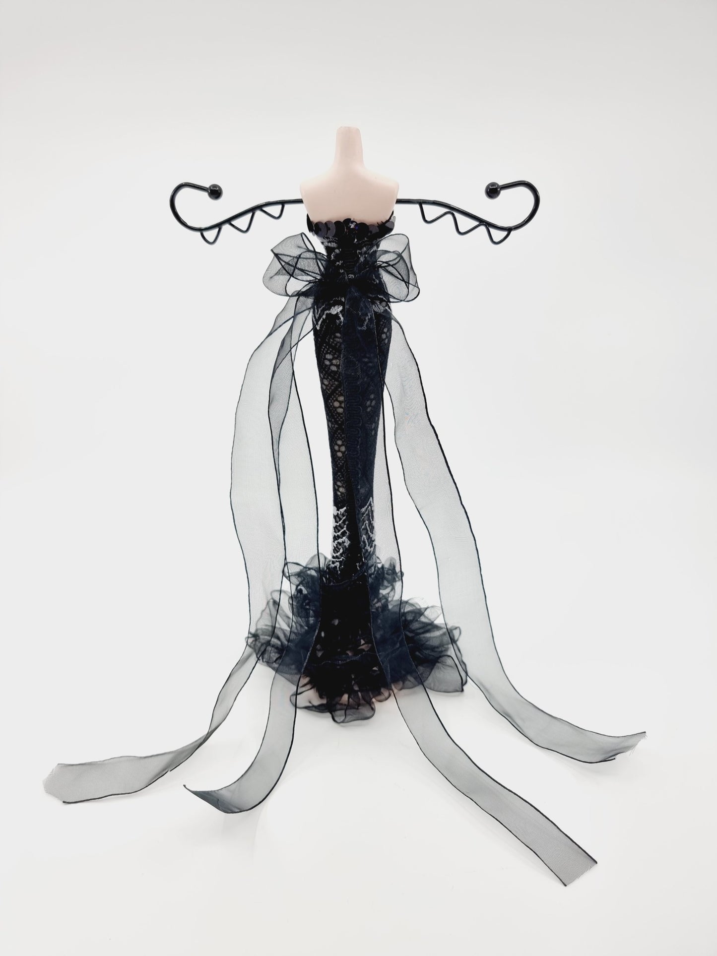 Support à bijoux - robe de soirée