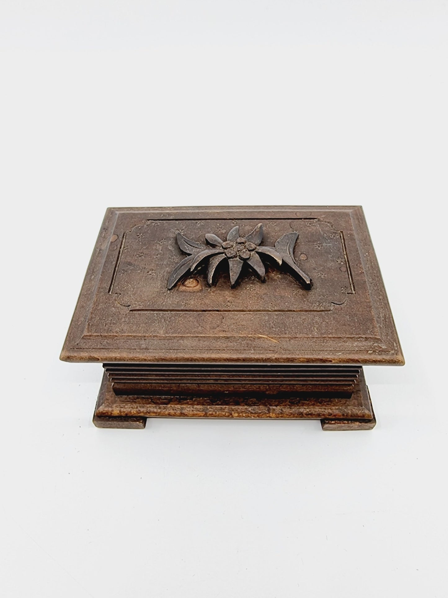 Boîte en bois sculptée