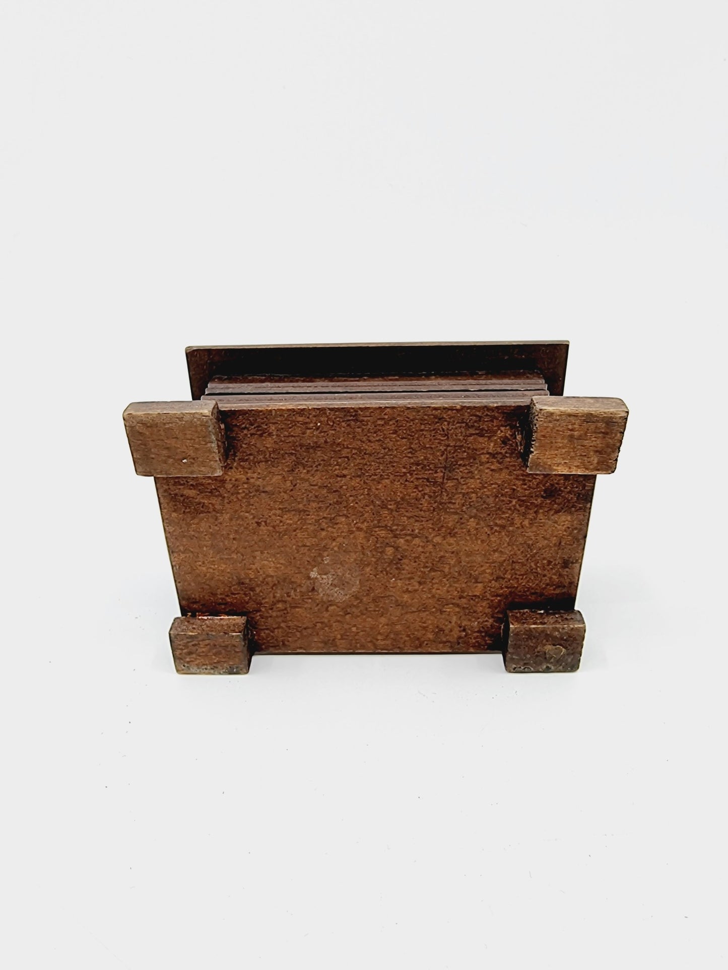 Boîte en bois sculptée