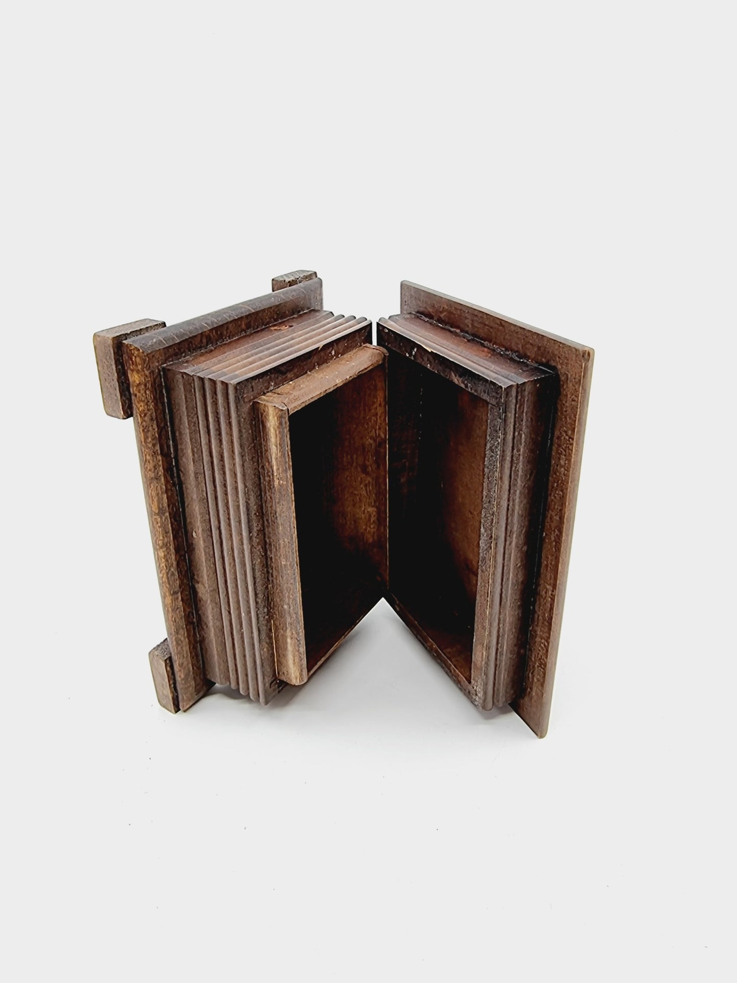 Boîte en bois sculptée