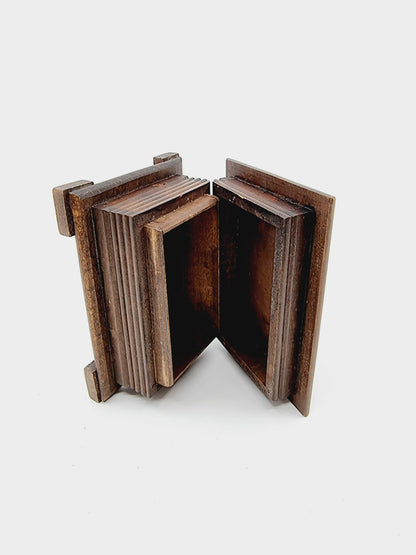 Boîte en bois sculptée
