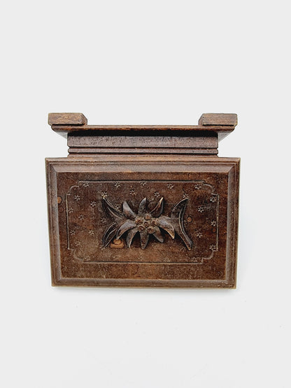 Boîte en bois sculptée