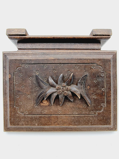 Boîte en bois sculptée